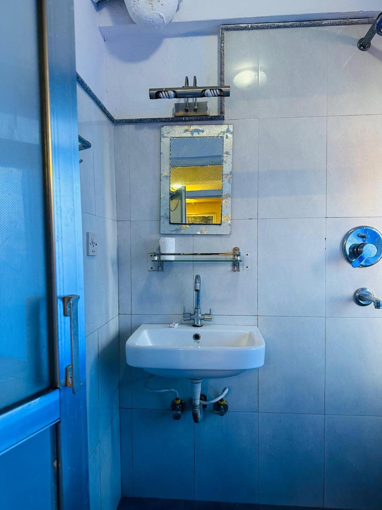Hotel Travelers Home Катманду Екстериор снимка